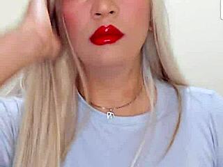 hey transexual webcam cutie tries new toy on cam 😘🔥