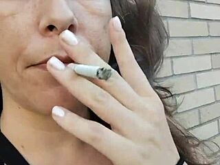 kelly kendricks shows massive cleavage smoking cigs outdoors ☀️🚬💋