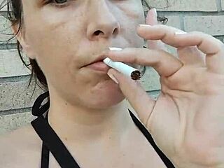 kelly kendricks shows massive cleavage smoking cigs outdoors ☀️🚬💋