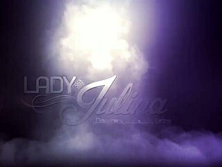 Kniend vor der lederherrin, isn't that your place as my toy right there?