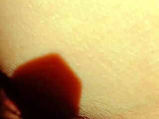 Reife Mütter zeigen XL fette Ärsche gebückt für alle zu sehen