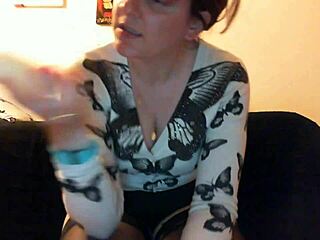 Nicoletta Explores Mouth Soap Fetish Close-Up in Private Room!