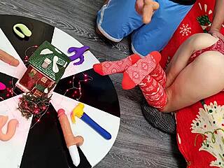 אישה קטנה גומרת חזק מדילדו כפול שמפרק כוס צרה