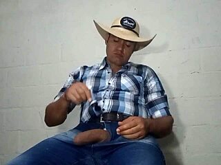 Yuri Gaúcho wali swojego ogromnego brazylijskiego XXL kutasa w przerwie w pracy wielki wytrysk