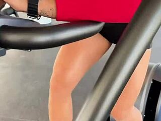 La hotwife se soumet à son amant dominant pour combler tous les désirs du cocu