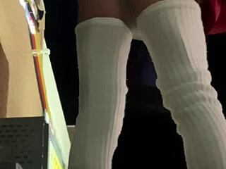 Cindie sexy sfila culo sissy carino all'aperto con plug mutandine 😈🍑