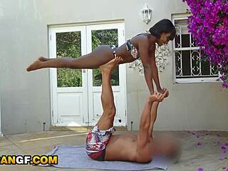 Ey Babe, schau die Amateur-Ebony-Freundin deepthroaten outdoors im riskanten Fick