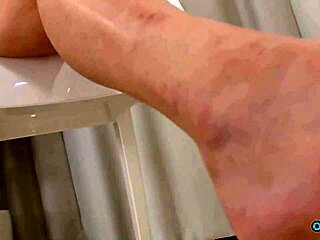 Опитната лисица се навежда и поема две курви дълбоко кучешка грубо