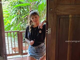 بيبي سيتر لاتينية سيكسي للأب تشتهي مساعدتك بلعبات عصارية