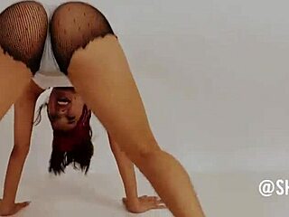 shawsera's bubble butt twerks wildly—ass shaking drives you crazy doesn't it?