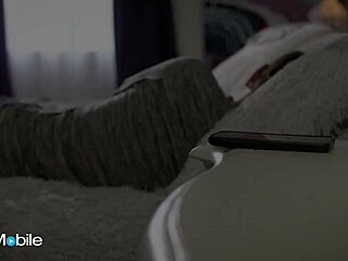 Natasha Nice savurează pula uriașă a fiului vitreg între țâțele perfecte