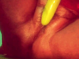 asian village girl stuffs brinjal deep in shaved pussy fucking hard 😍🌶️