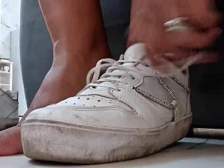 saí sem calcinha pra malhar o personal cheirou minha buceta suada me levou pro banheiro e encheu de porra