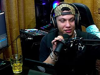 MARI ÁVILA STRIPS NAKED ON PODCAST