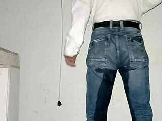 pañal orinado la primera vez con mi pantalón jean puesto feels so dirty