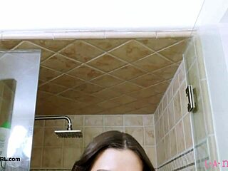 hey fierce brunette 😍 flawless shower vibes 💦