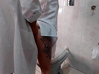 enfermeira latina fode com pauzudo no banheiro hospitalar 🍆🚽