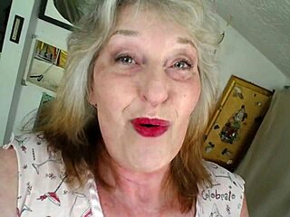 Giantess Dawnskye1962 Towers in Pov No Panties Fun!