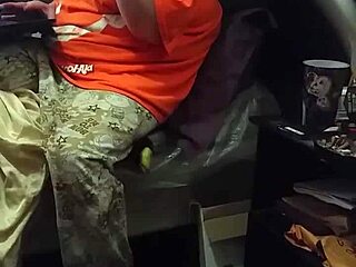 Min stedmor later som om hun ikke stirrer på min monsterpik