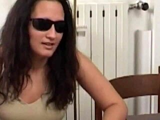 Ehi, quando mi masturbo infilo dildo profondo in figa