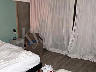 oi amor, olha eu traindo o marido com esse pauzudo enquanto ele dorme!!