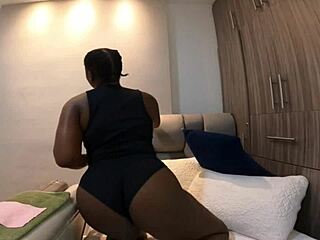 Hé grosse-tétés demi-soeur, touche-les ! Pas timide, je te suce la bite - jhodez1