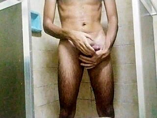 batendo uma gostosa no banho com pau enorme.