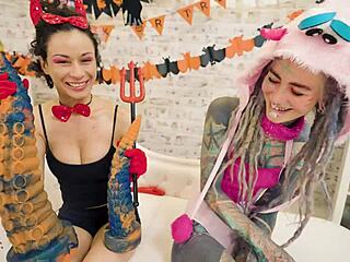 Hej, Anuskatzz i Stacy Bloom robią lesbijski ATM z wielkimi halloweenowymi dildami... dzikie!