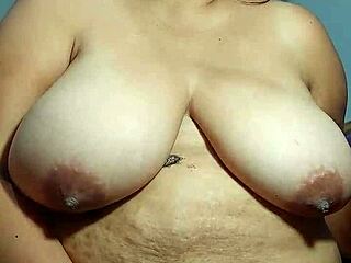 Feel my fat hairy pussy getting hot live right now?