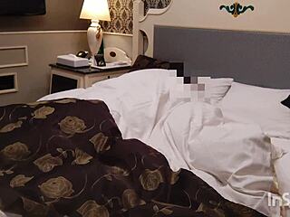 スリム彼女連続中出しで悶えまくる