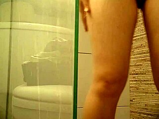 Nézd a cuki venezuelai mostohalány Milet puncisorolását rejtett kémkamerán!