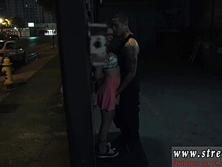 Biondina petulante 18+ si gioca con toys anali da bambola sexy