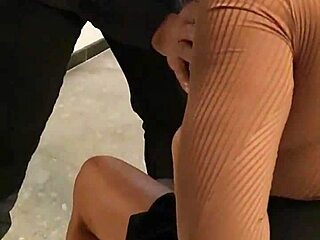 Dominujący mąż patrzy jak napalona żona bierze wielkiego czarnego kutasa od kumpla