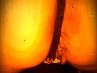 Naapuri sormittaa mehuista pillunhuulia syvältä kun aviomies duunaa vieressä