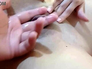 Dwie kumpelki urządzają domowy lesbijski sex ze squirtem