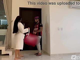 ordered ifood and seduced delivery guy! came hard on his cock