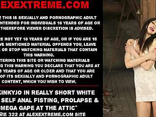 Hotkinkyjo fistet sich anal in kurzem weißem Kleid mit Mega-Gape und Titten