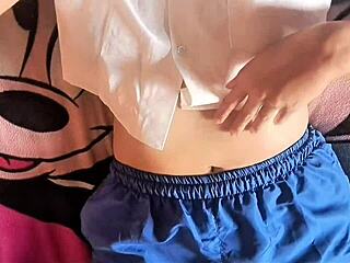 Latina Pemalu Goda Ditarik Ke Entotan Keras di Kasur