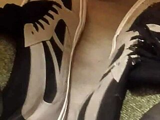 uhh my friend totally trashes my sneakers... havin way too much fun with em!!