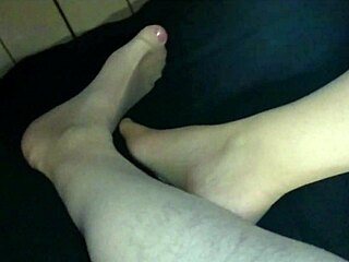 Milf's feinstrumpfhose nylon feet seduce in secret German voyeur play