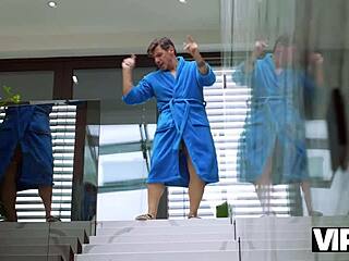 אבא חורג מציל את קלואי הרט ואז חופר כוס צרה 18+