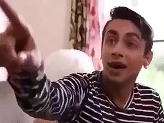 whoa that sexy indian aunt looks so tempting with her curves 😏