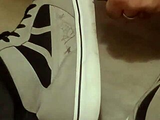 uhh my friend totally trashes my sneakers... havin way too much fun with em!!