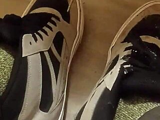 uhh my friend totally trashes my sneakers... havin way too much fun with em!!