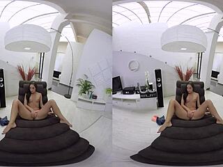 Cuki barna 18+ ribanc Kristy közelről maszturbál VR-en solo valóságban