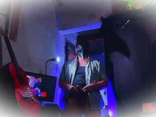 מורדו קוספליי רופאה סקסית עם גיטרה ימאהה משפשפת על זין ענק