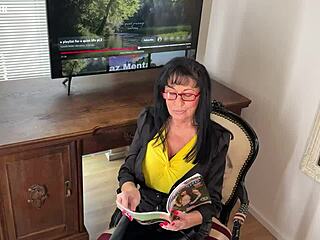 She shakes her saggy boobs on relaxed outdoor day