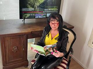 She shakes her saggy boobs on relaxed outdoor day