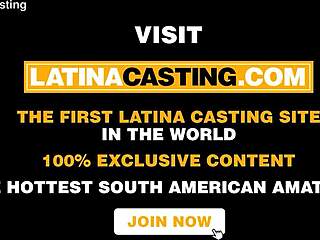 Ragazza musulmana accontenta la mia richiesta di vestirsi