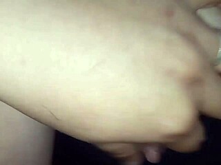 mi mamita me pilla viendo porno y me da pajota brutal con lechita rica